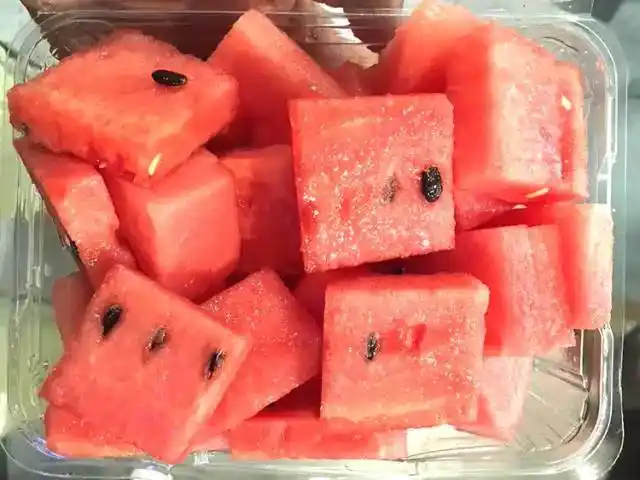 卖水果的嫂子告诉我水果店切开的西瓜不要买因为有猫腻