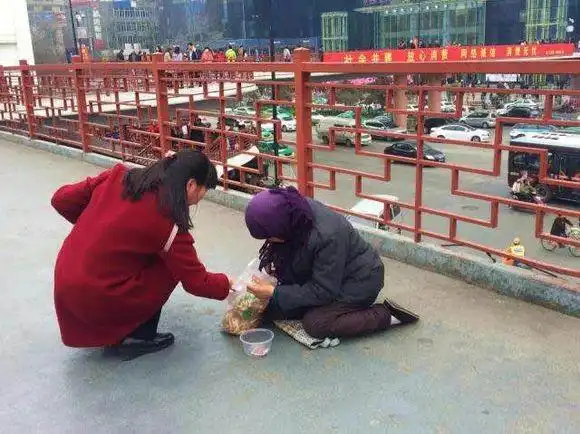 美女见乞丐可怜给了一袋麻花,没想到乞丐过会就扔垃圾桶
