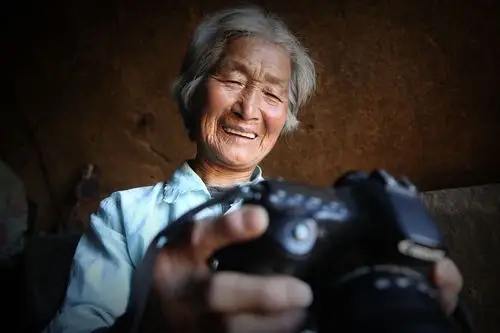 8旬老母亲守着5旬儿子74年没有出过村平凡母亲伟大的母爱