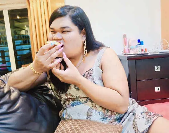 有人骂她黑丑胖,她却很自信,身边不缺小鲜肉!