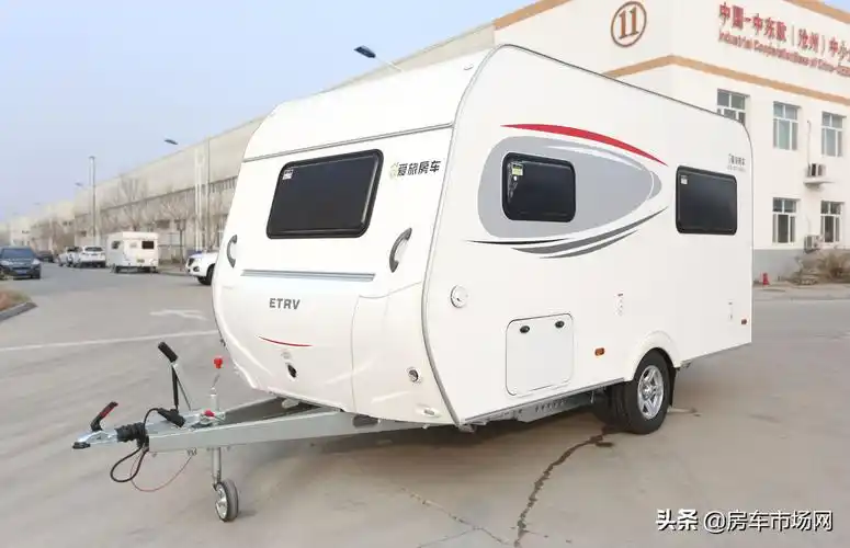 8万多经典设计空间,双人大床水电全,爱旅420三人版拖挂房车