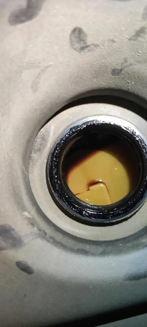 丰田凯美瑞 请问我这个是机油乳化吗