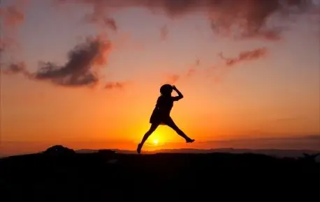 年轻美女起床拉窗帘唯美背影4k壁纸