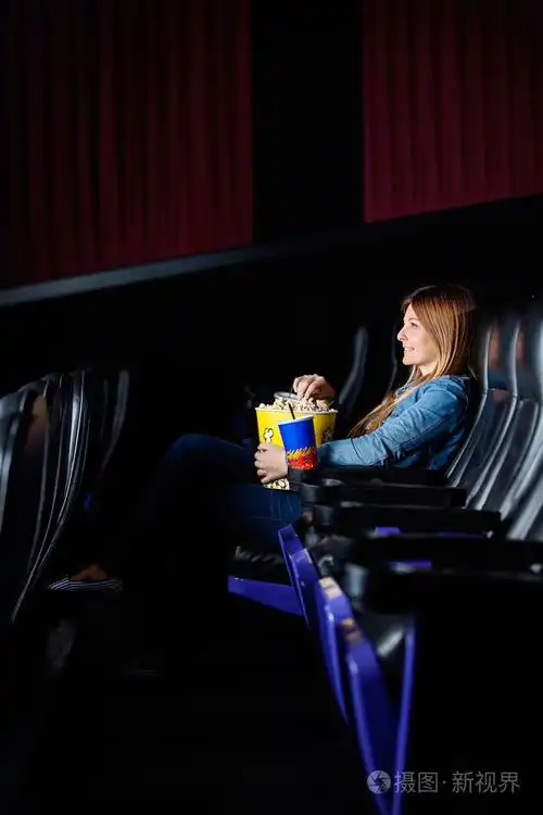 看电影在电影院里的女人