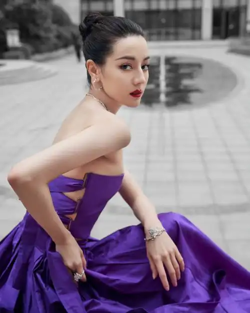 迪丽热巴超话lady in purple90大光明盘发突出优美骨相摇曳婀娜