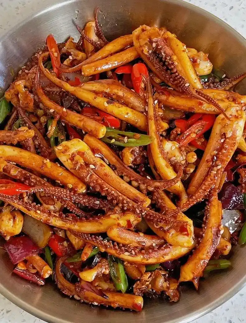 有手就会的烧烤鱿鱼09,真的太香啦!做法: ①食材准备:鱿鱼 - 抖音