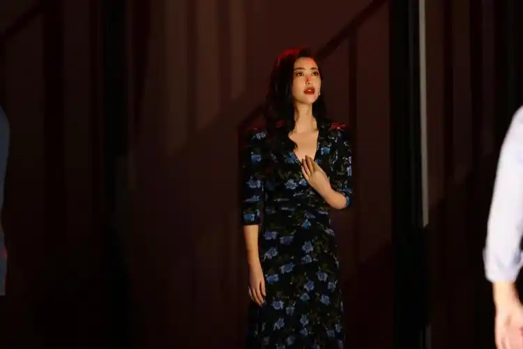 话剧《春风十里不如你》首演,朱珠演绎作家冯唐笔下柳青_新浪财经_新