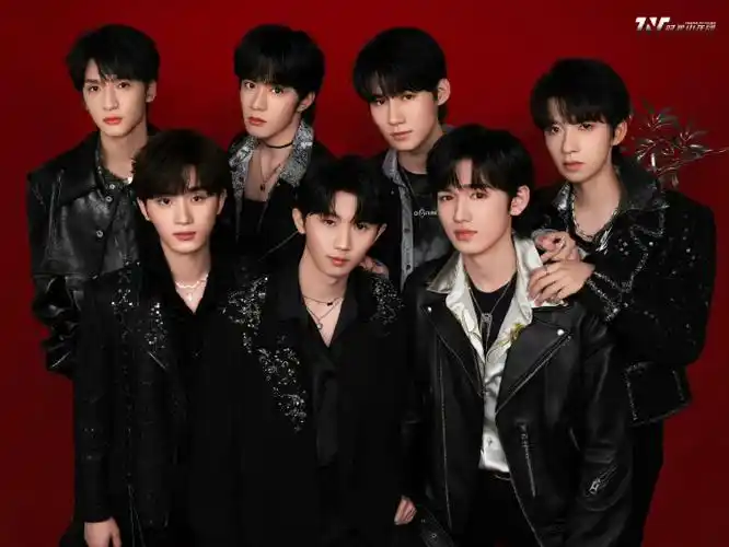 时代少年团银黑色酷感大片92少年们全员黑色系造型冷峻酷拽,帅得有