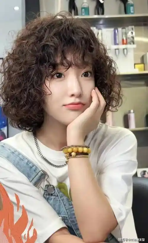 告别老气横秋,中短发这样烫,时尚减龄又显气质_发型_效果_卷发