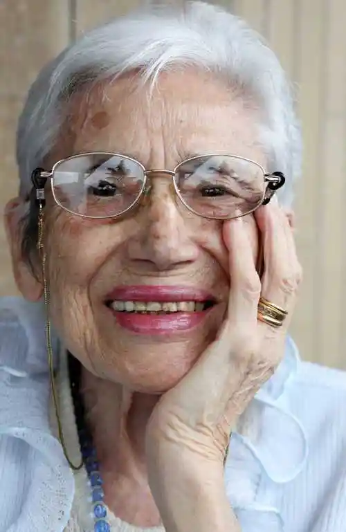 挤出皱纹的女人脸部特写