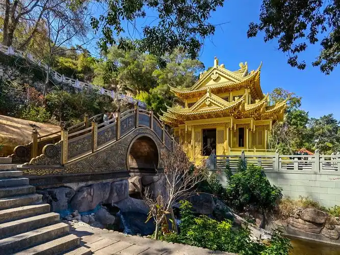 七首岩寺位于福建省漳州市龙海市九湖镇是一座历史悠久的佛教寺院七首