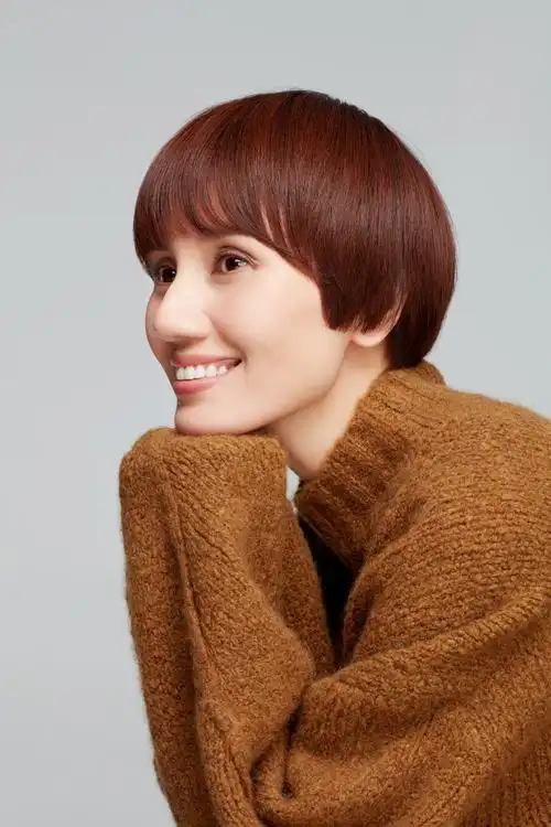 袁泉换新发型"火"了!超短发搭配一身黑惊艳亮相,意外高级洋气