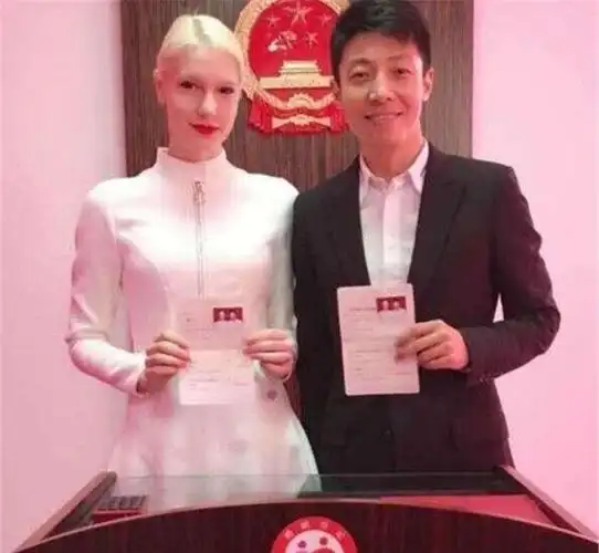 原创撒贝宁老婆李白lisa脸圆润,身材发福走形不敢认,网友催早生贵子