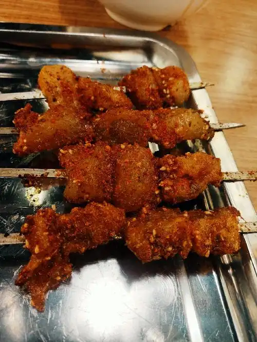 昨日在干掉4个烤牛蹄筋之后,又点了一大盘烧烤,真的含着喜悦的眼泪说