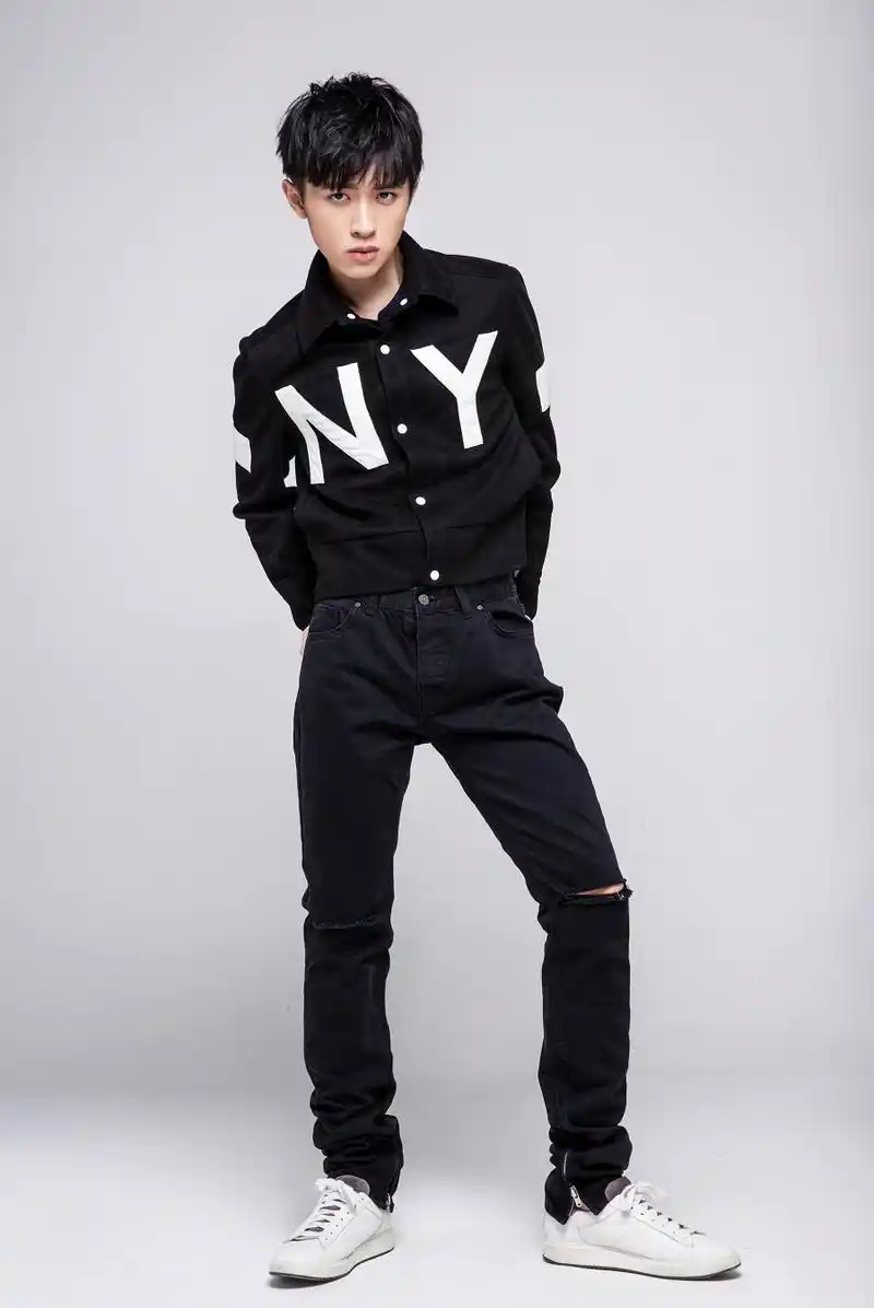 张逸杰最新写真曝光  俏皮少年不拘一格