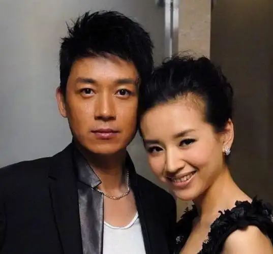 43岁董洁疑有新恋情,与年轻男子吃烛光晚餐,对方身材高大帅气|顶顶