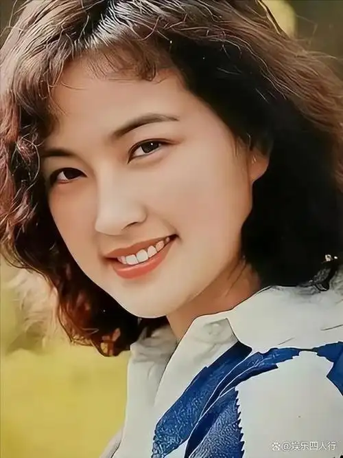 虽然刘晓庆身高并不占优势,但她的身材十分诱人,脸蛋也十分吸引人