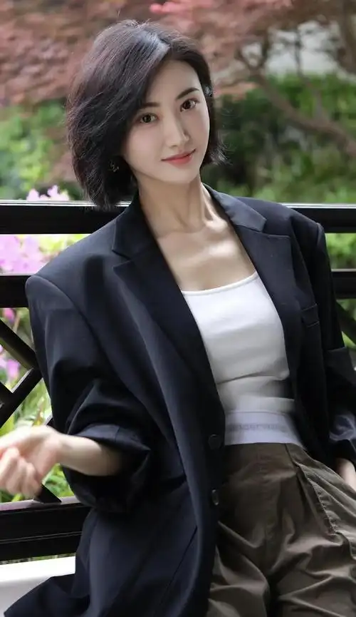 景甜西装搭配白色背心写真大片,美到让人心动,让你大饱眼福!