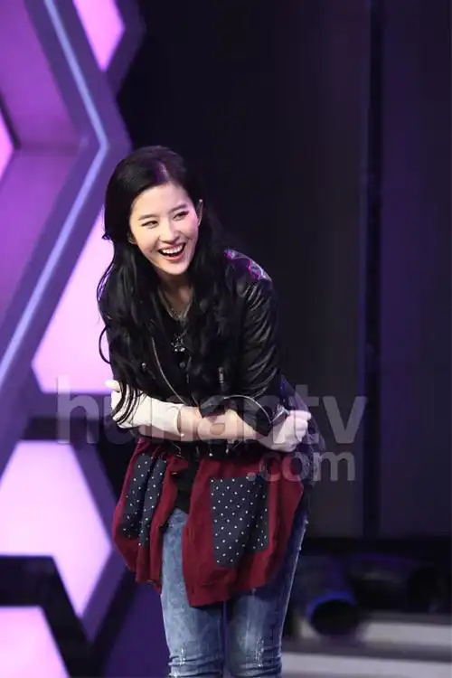 刘亦菲跳骑马舞 快乐大本营刘亦菲大跳骑马舞玩得很开心(6)