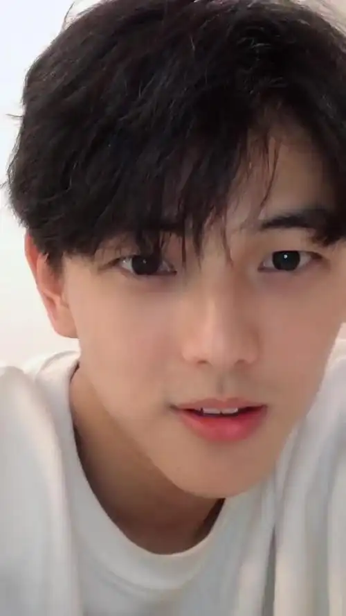 这个帅哥火了,素颜没滤镜都能那么帅,网友被迷住了