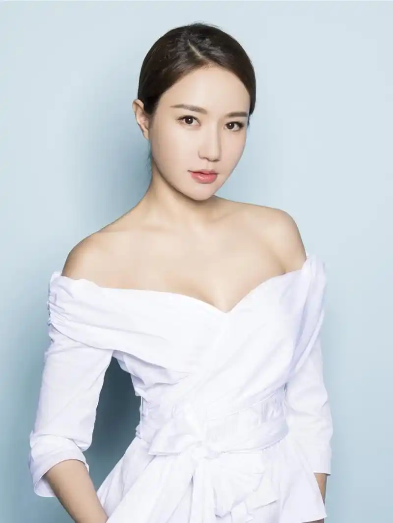 韩雨芹是非常的优秀,清新甜美,端庄大气也有非常出色的演技与实力,让