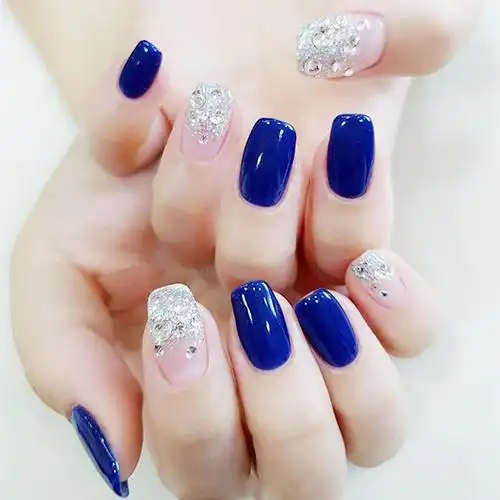 冬日不想总是千篇一律的红色系美甲,来一款宝蓝色美甲换换心情!