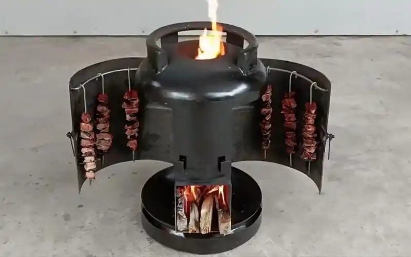 用煤气罐制作的柴火炉火力猛,做饭同时还可以烧烤真是两全其美