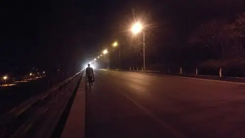 借了堂弟的背影一用.手机抓拍,画质不能要求太好.