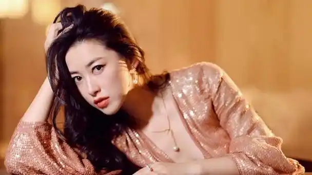 朱珠,这位杰出的演员,从默默无闻的小角色起步,凭借出色的演技和独特