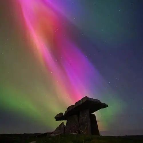 全岛的天空被绚丽的极光点亮,仿佛整个岛屿都沐浴在神秘的北极光辉之