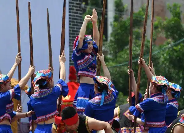 广西宾阳蓝衣壮同胞欢庆圩逢节