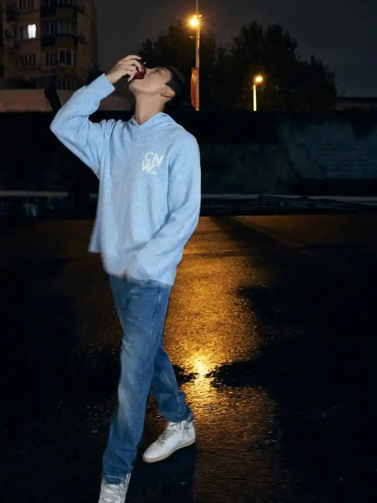 陈伟霆运动感随拍发布 蓝色卫衣配牛仔裤少年感十足