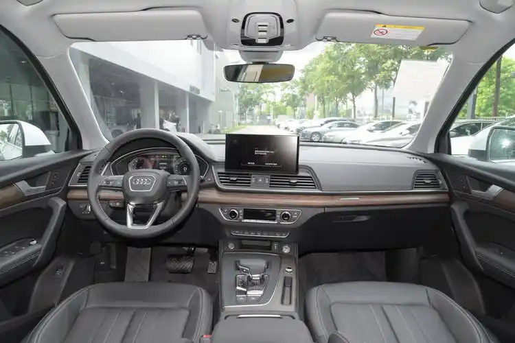 2022款 奥迪q5l 改款 40 tfsi 豪华致雅型内饰