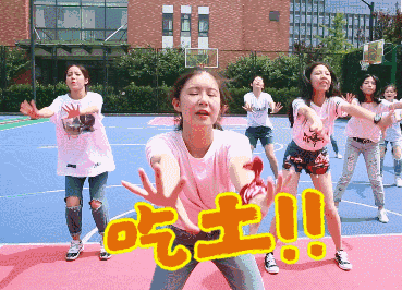 会玩广场舞大妈竟然解锁了新的姿势这飘逸的动作也是没sei了