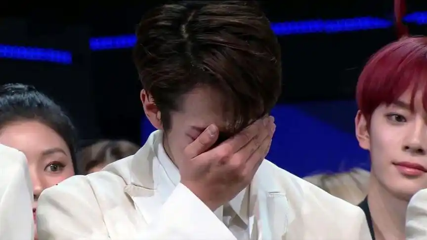 人气男团sf9出道4年新曲首获打歌一位成员们痛哭流泪