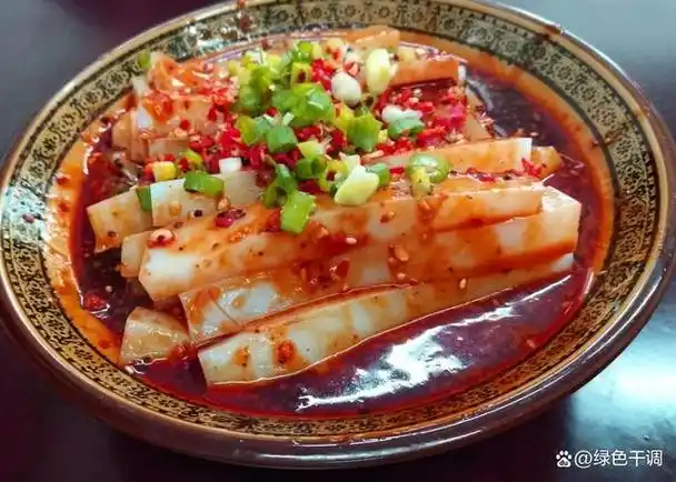 江西大学生毕业卖凉粉,第一天卖出去两碗,终于醒悟:现实太残酷