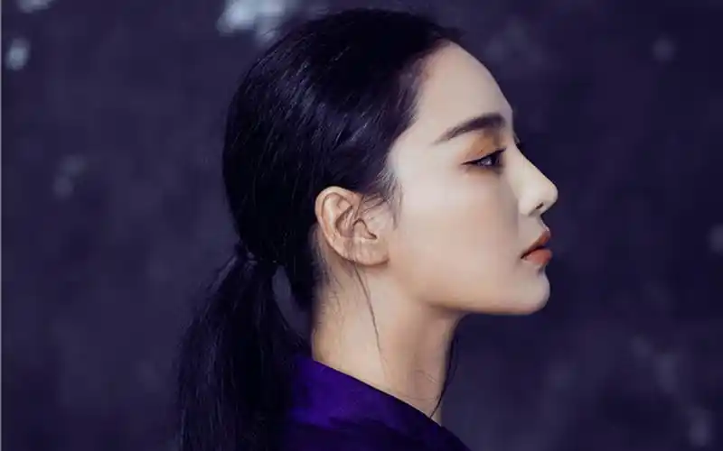 张馨予蓝色长裙典雅性感写真高清壁纸