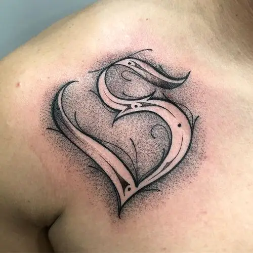 胸口点刺风花藤纹身图案