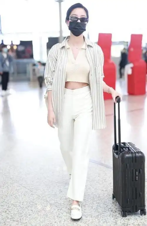 杨采钰的身材真绝,穿衬衫配露脐装亮相,小蛮腰格外抢镜