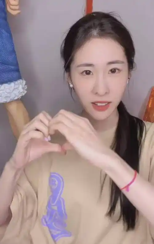 张碧晨:被质疑整容,素颜与妆后判若两人,脸歪龅牙鼻孔大小不一_照片