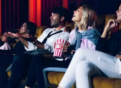 人们在电影院看电影的观众.合照人物活动