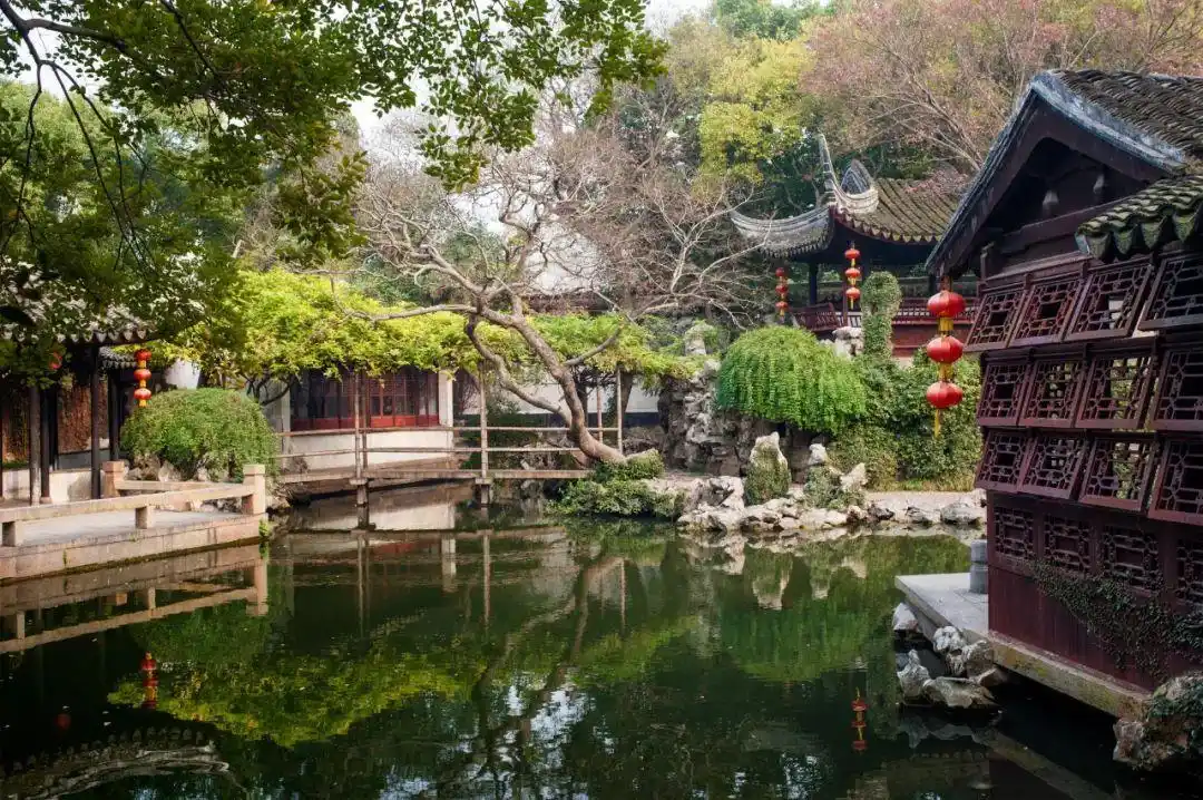 苏州古典园林始于春秋时期吴国建都姑苏时,  形成于五代,成熟于宋代