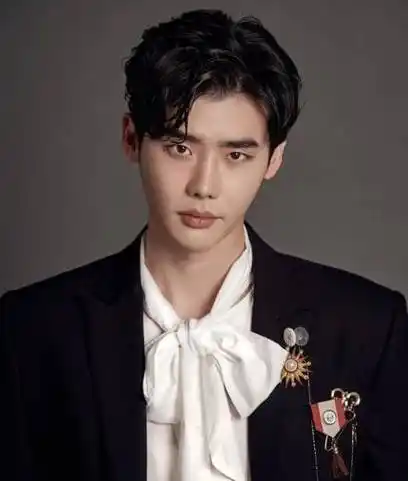 李钟硕哪是中长发帅啊,帅哥就是什么发型都帅啊一人在线血书二硕速速