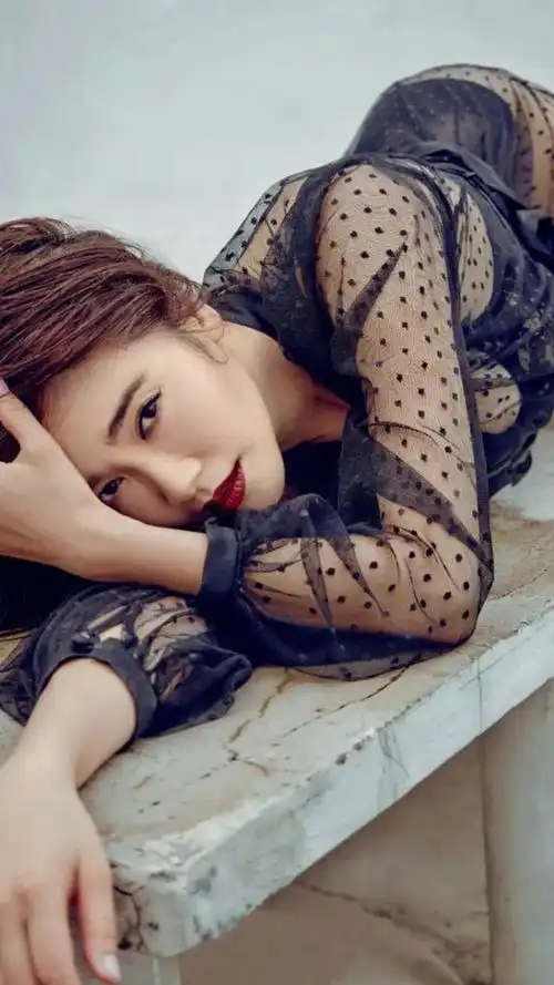 女装惊艳的男明星(那些年上过男人装的性感女星)(3)