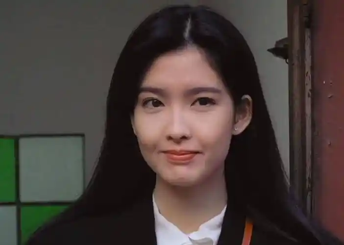 那时候的周慧敏才23岁,因为太过于小气,被剧中展博称之为"小犹太"