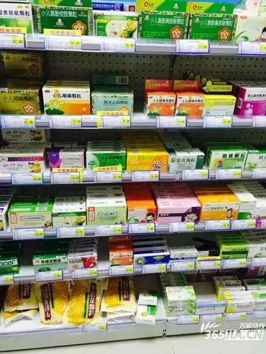 药店为了让人购买,通常把价格高,利润高的药物摆放在柜台最显眼的位置