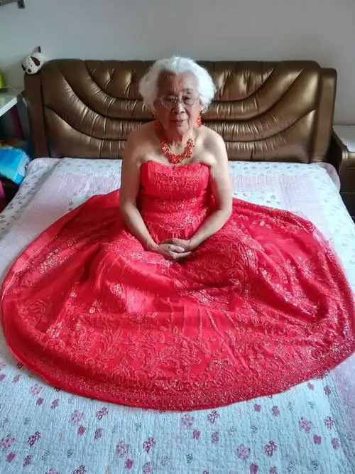 看看妈妈穿红色的晚礼服好美啊