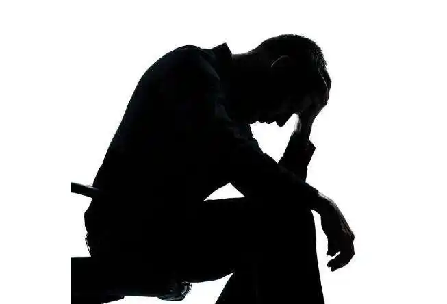 绝望头像男失望的图片一个人抱头心碎绝望的伤感图片伤心的图片带字的