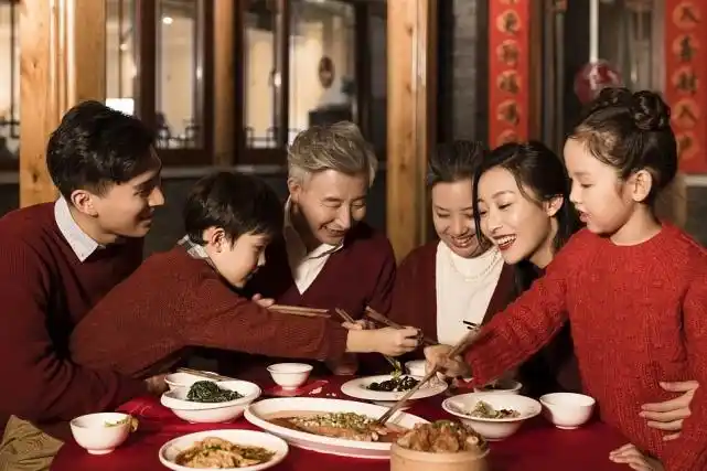 春节家庭聚餐每个孩子都要懂得餐桌礼仪父母再忙也要教给孩子