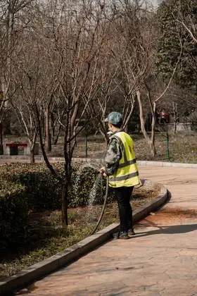 五一劳动节园区浇水工人